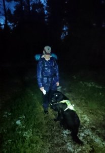 Tarmo on löytänyt kadonneen lentäjän hyväkuntoisena pimeästä korvesta (kuva: Minna Piiroinen)