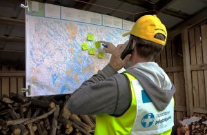 Vapepa-johtaja saa autopartiolta tiedon liitovarjon löytymisestä (kuva: Mika Korppinen)