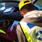 Vapepa-johtaja saa tietoja autopartiolta maastosta (kuva: Mika Korppinen)