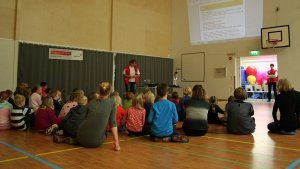 Berit opastaa oppilaita toimimaan oikein hätätilanteessa, kuva: Mika Korppinen