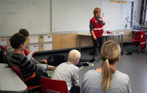 Niina opettaa ensiapua, kuva: Mika Korppinen