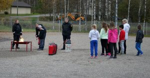 Pelastuslaitoksen Enon yksikkö antaa alkusammutuskoulutusta lapsille, kuva: Mika Korppinen