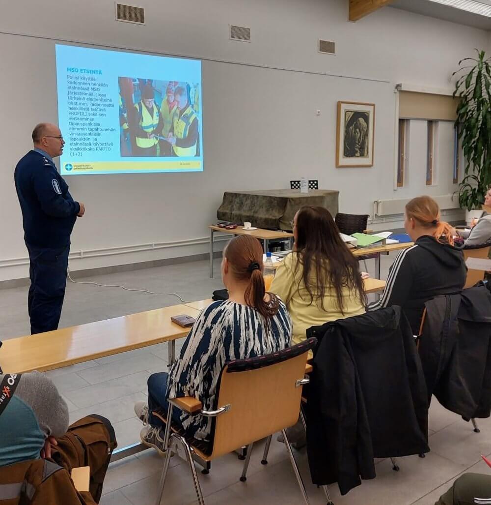 Poliisi kouluttaa kadonneen etsintää, kuva Mauno Kokkonen