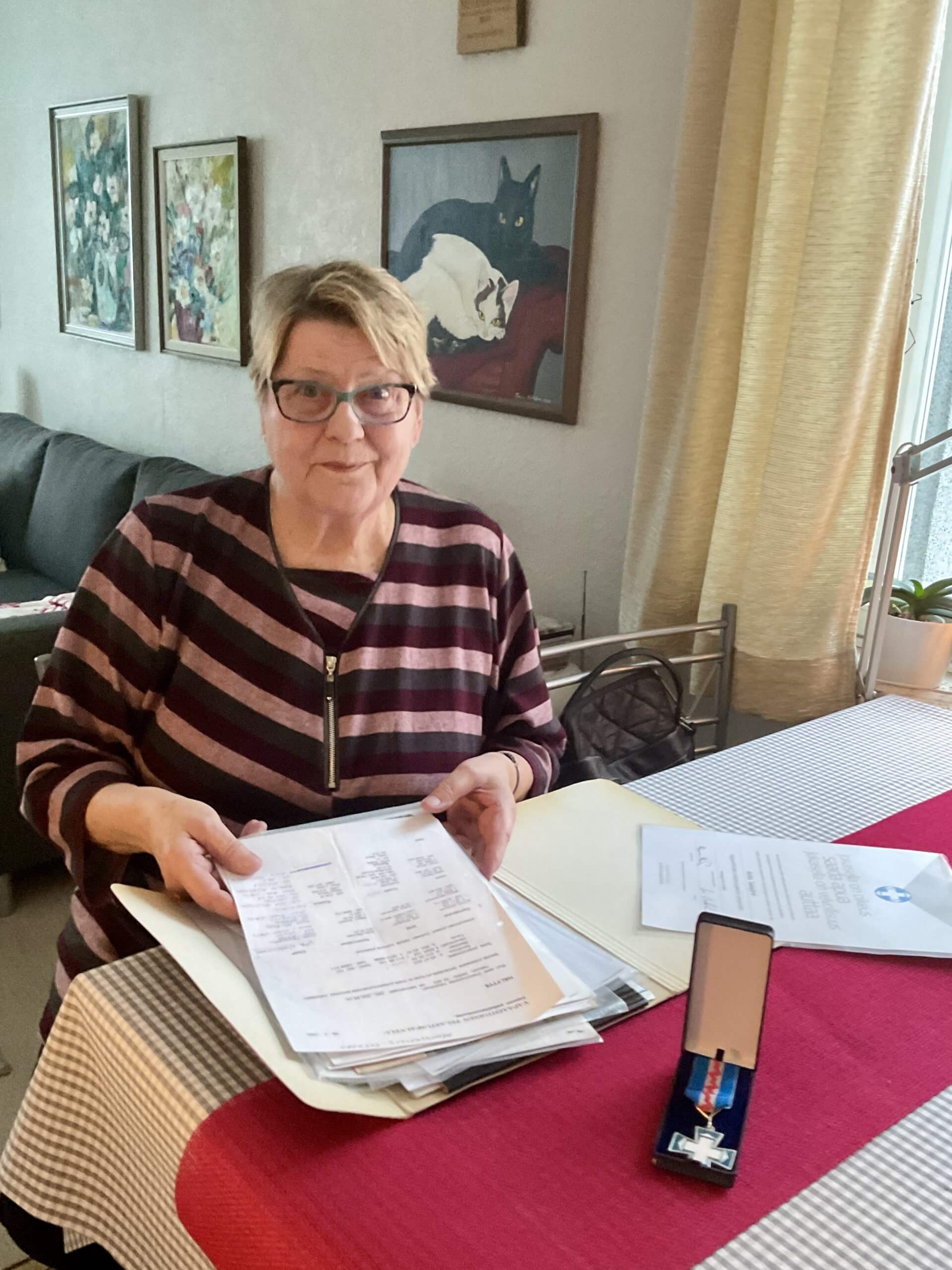 Anita Salojärvi pöydän ääressä.